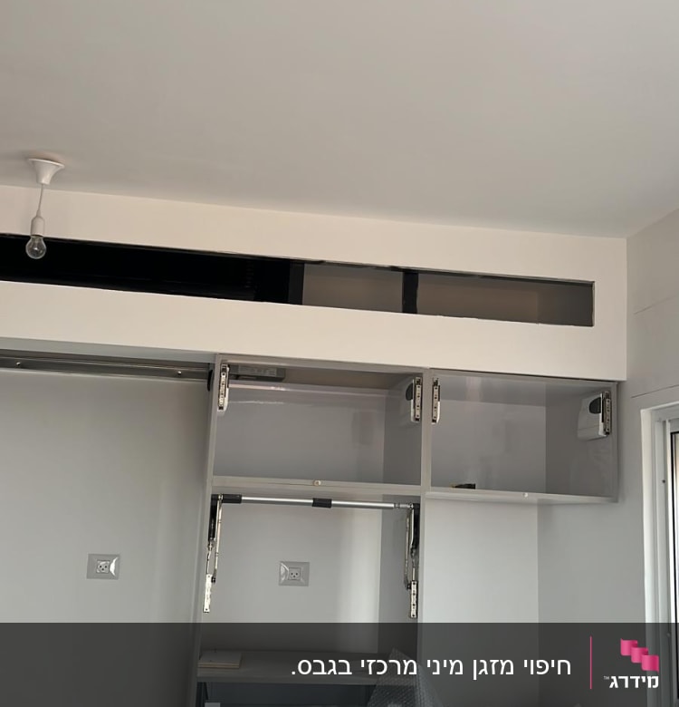 ארונות מטבח עם דלתות זכוכית וגבס מעליהם